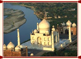 Cuties in Tajmahal